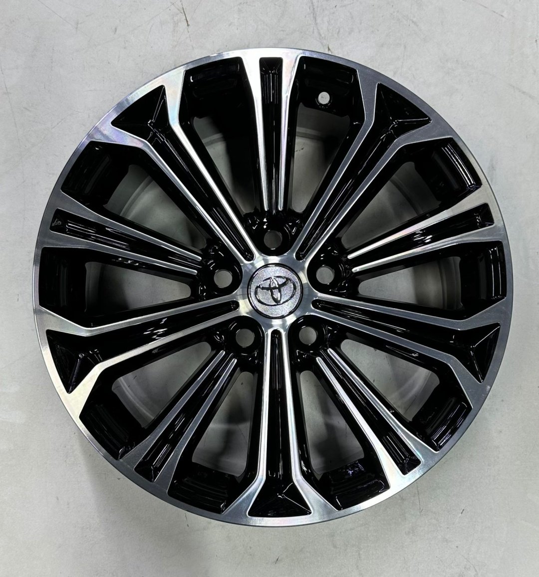 Toyota Toyota 1364 7.5x17/5x114.3 D60.1 ET40 4 диска черный, серебристый купить,670000