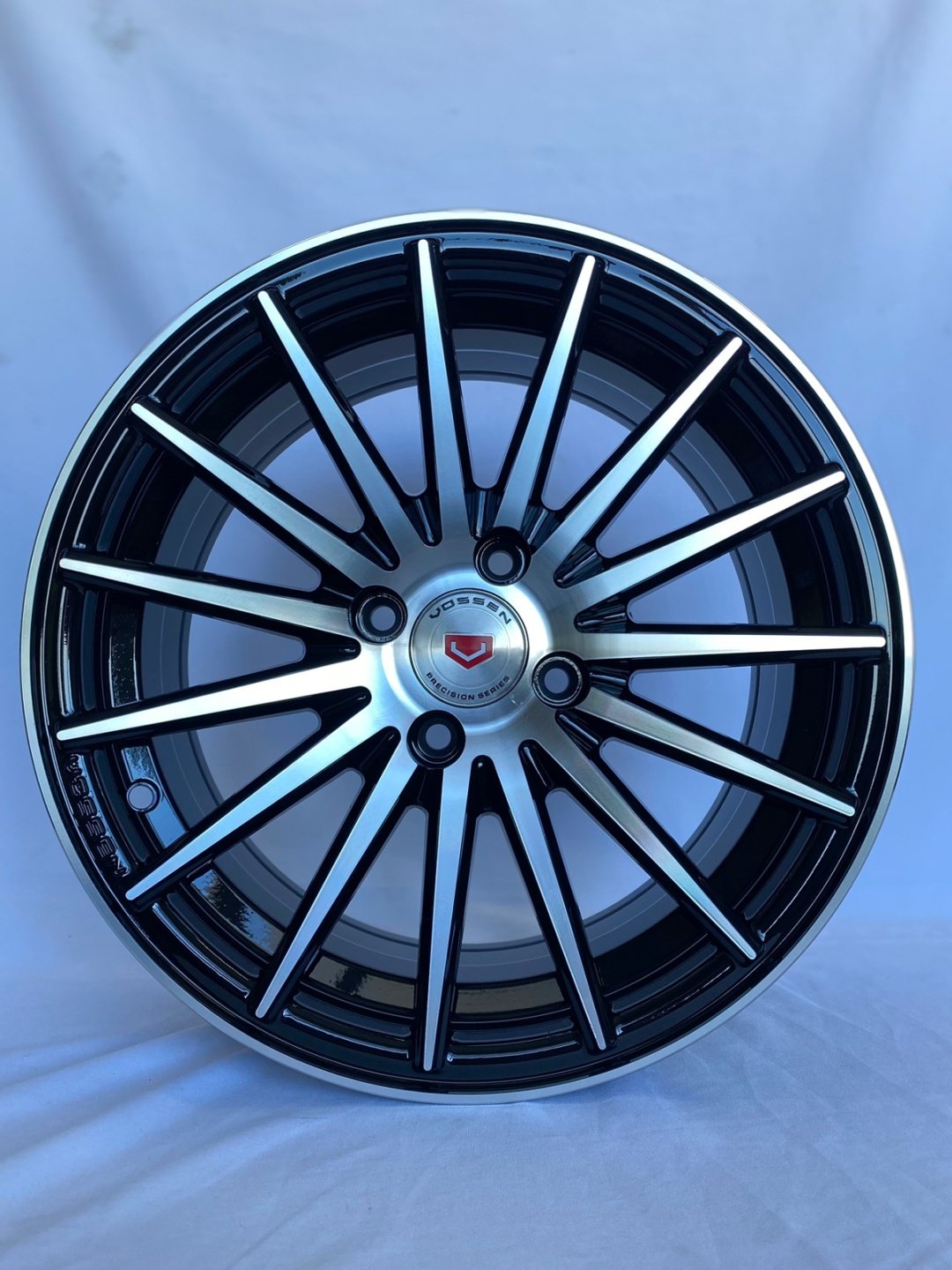 Vossen 194 7x15/4x98 D58.6 ET35 4 диска черный, серебристый купить,NaN