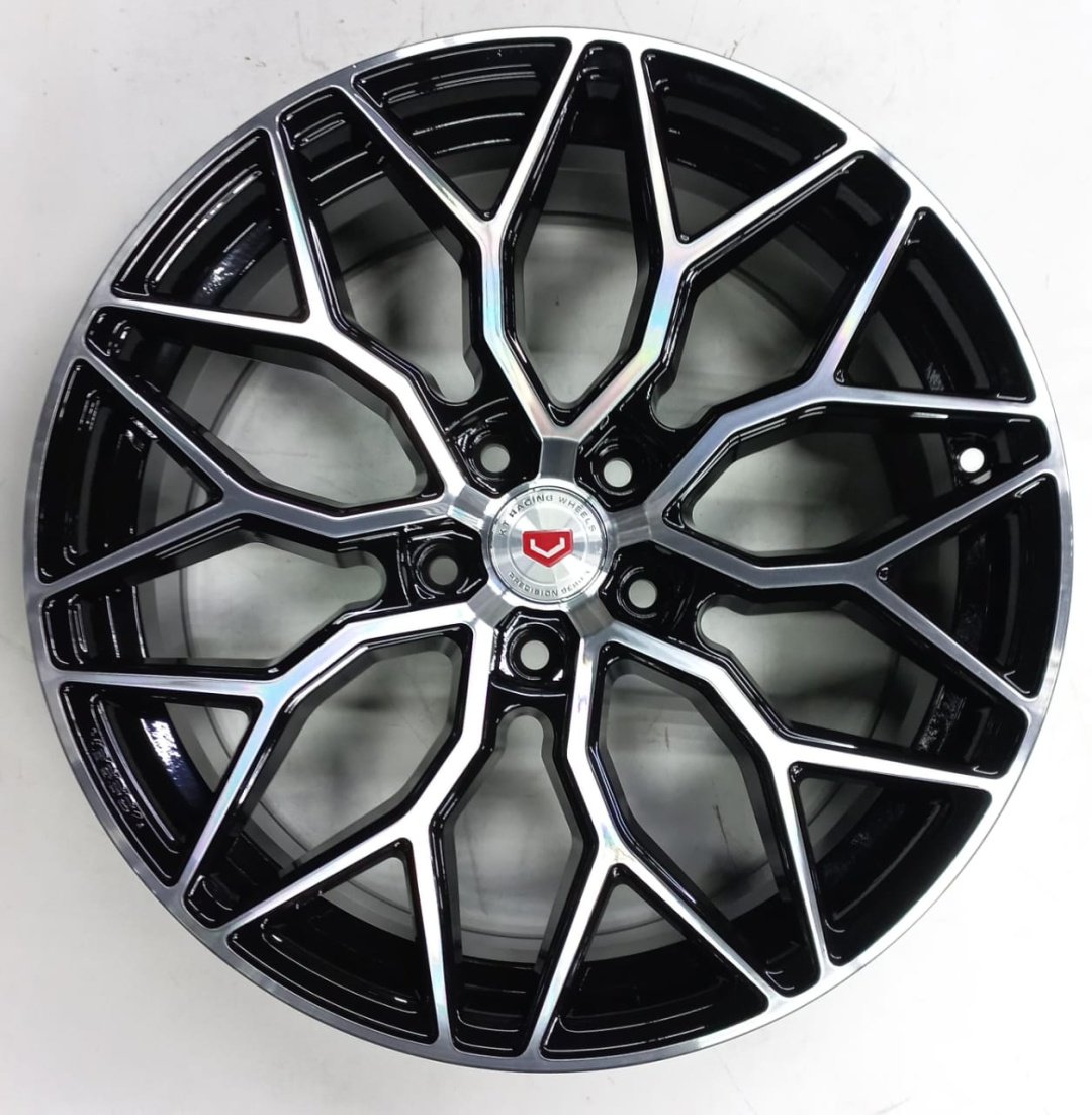 Vossen 1701 8x18/5x112 D66.6 ET35 4 диска черный, серебристый купить,650000