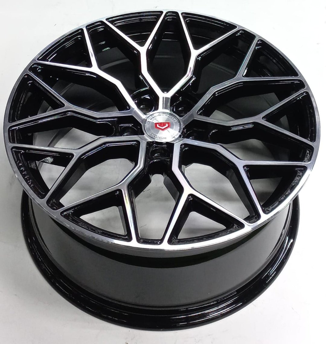 Vossen 1701 8x18/5x112 D66.6 ET35 4 диска черный, серебристый купить,650000