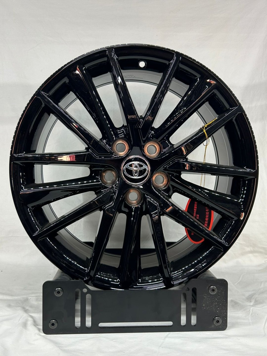 LKN 0211 8x18/5x114.3 D60.1 ET45 4 диска черный купить,585000