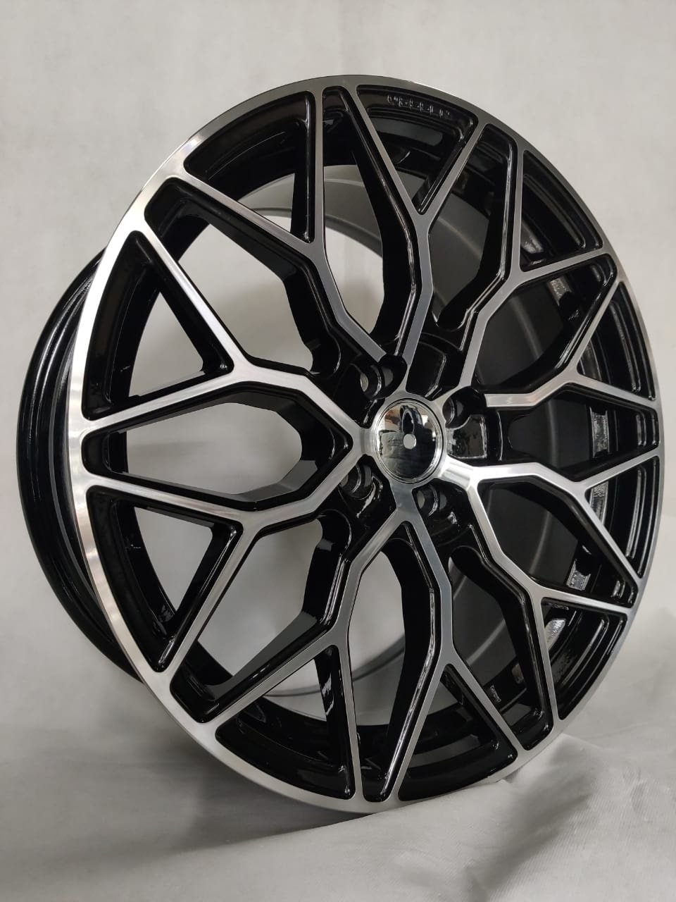 Vossen HF-2 7.5x17/4x100 D67.1 ET37 4 диска черный, серебристый купить,495000