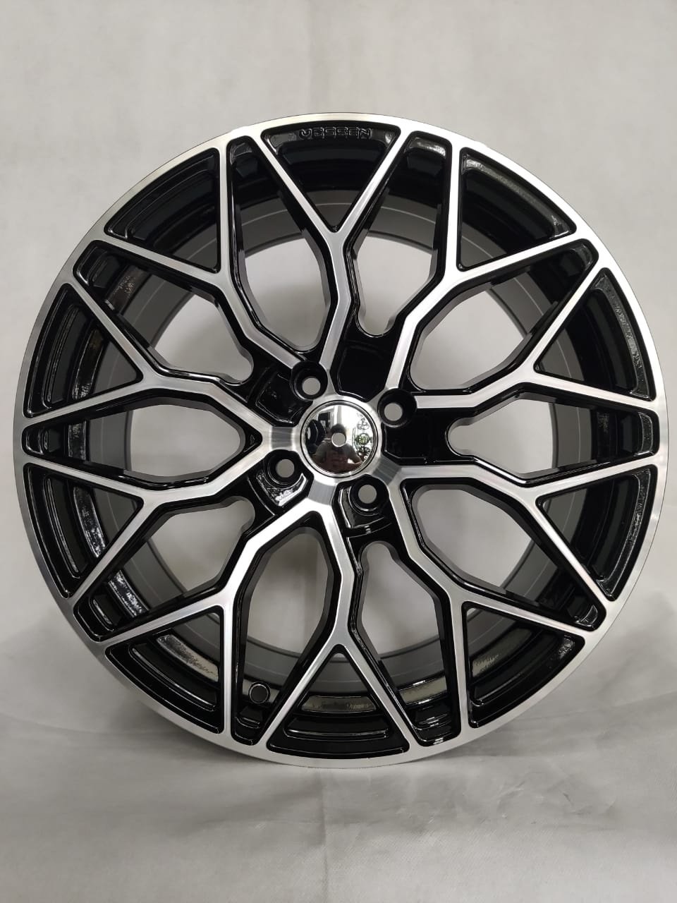 Vossen HF-2 7.5x17/4x100 D67.1 ET37 4 диска черный, серебристый купить,495000