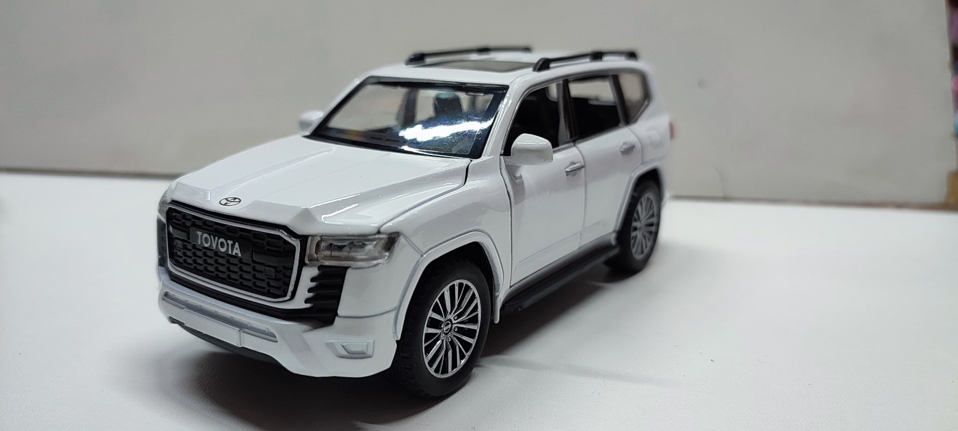 Внедорожник HY Toyota Land Cruiser 300 белый