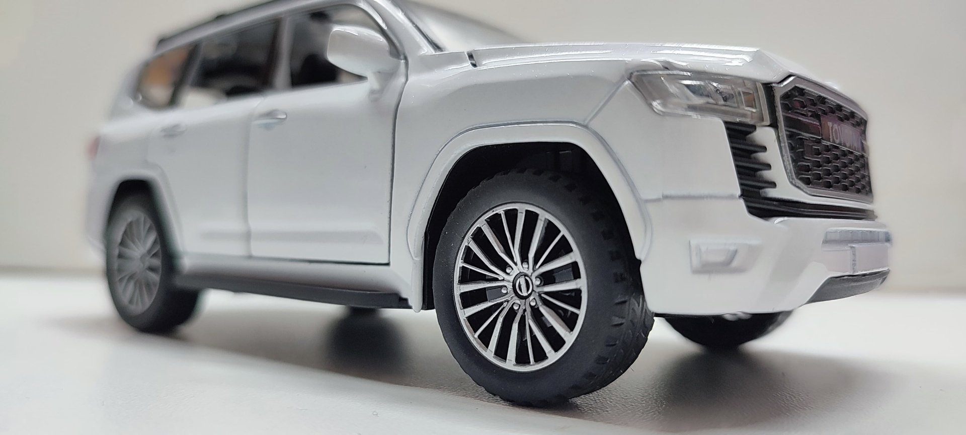 Внедорожник HY Toyota Land Cruiser 300 белый