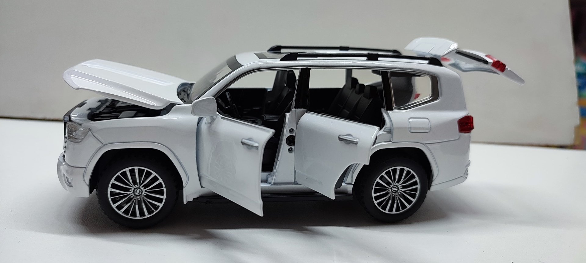 Внедорожник HY Toyota Land Cruiser 300 белый