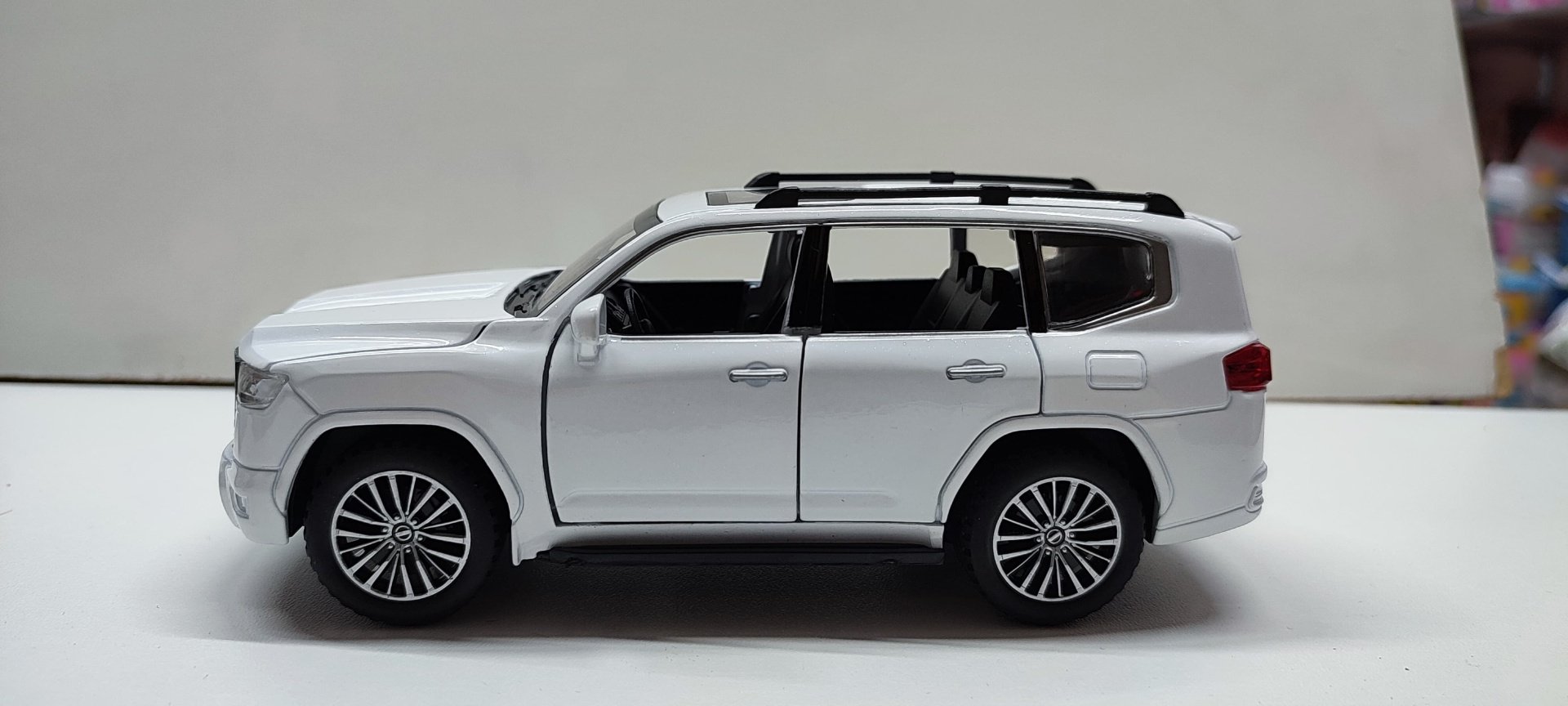 Внедорожник HY Toyota Land Cruiser 300 белый