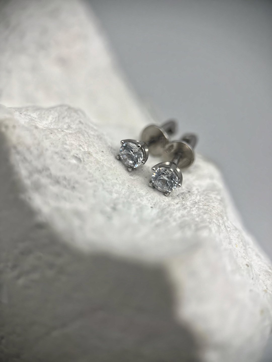 Пусеты AQUAMARINE 436431А.5/1 вес 1.25 г серебро, фианит купить,NaN