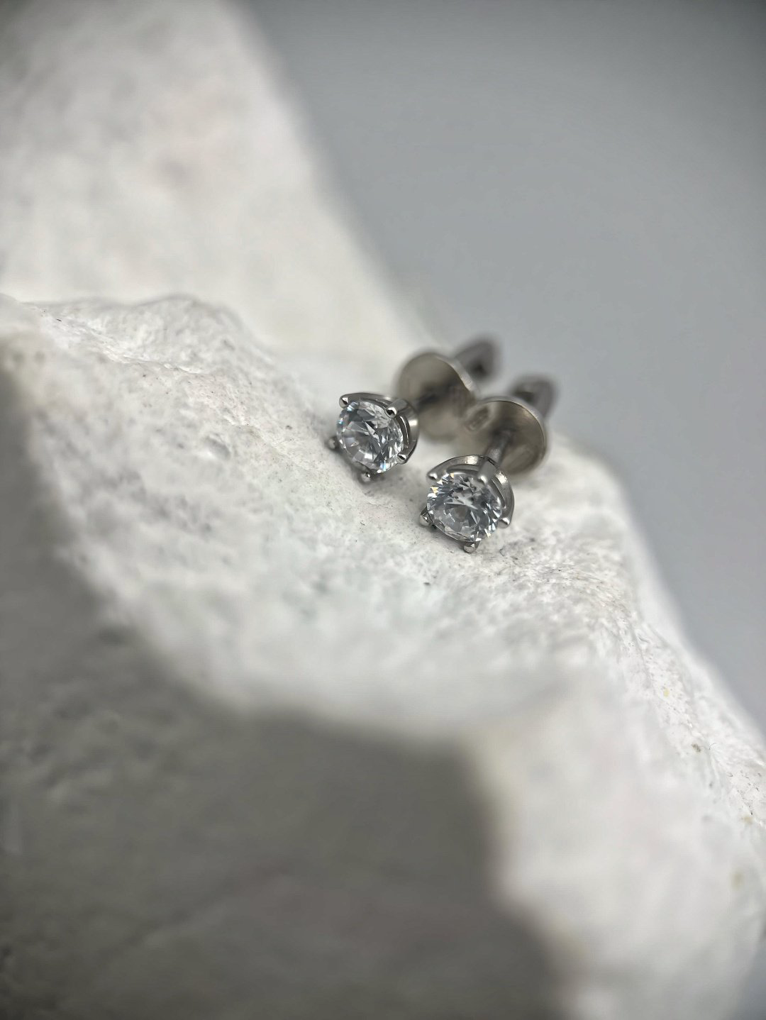 Пусеты AQUAMARINE 436431А.5/1 вес 1.25 г серебро, фианит купить,NaN