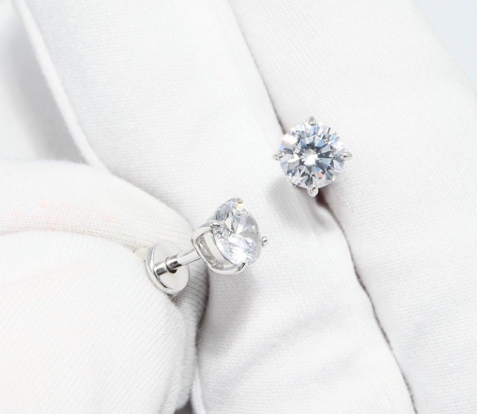 Пусеты Diamant 94-122-01550-1 вес 1.67 г серебро, фианит купить,NaN