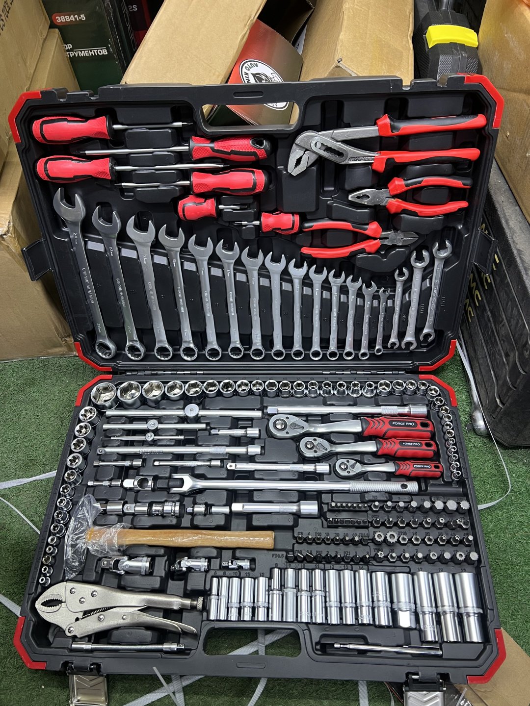Набор универсальный 180 в 1 FORCE PRO 111CGC-180