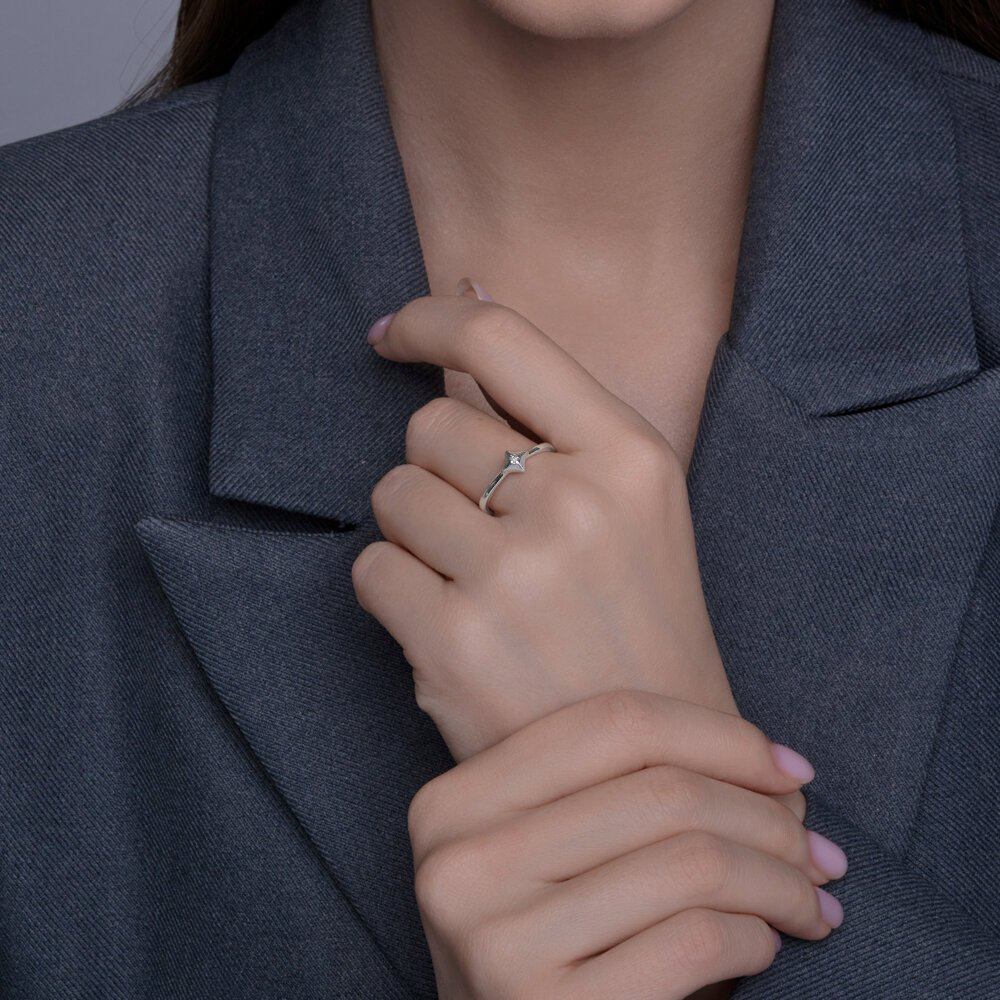 Кольцо Diamant 94-210-02137-1_155 размер 15.5 вес 1.28 г серебро, бриллиант купить,NaN