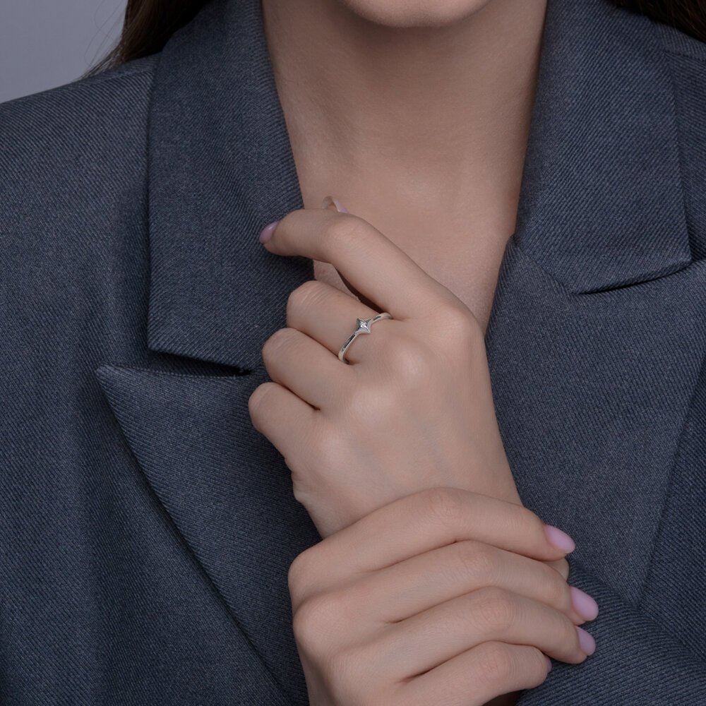Кольцо Diamant 94-210-02137-1_175 размер 17.5 вес 1.485 г серебро, бриллиант купить,NaN