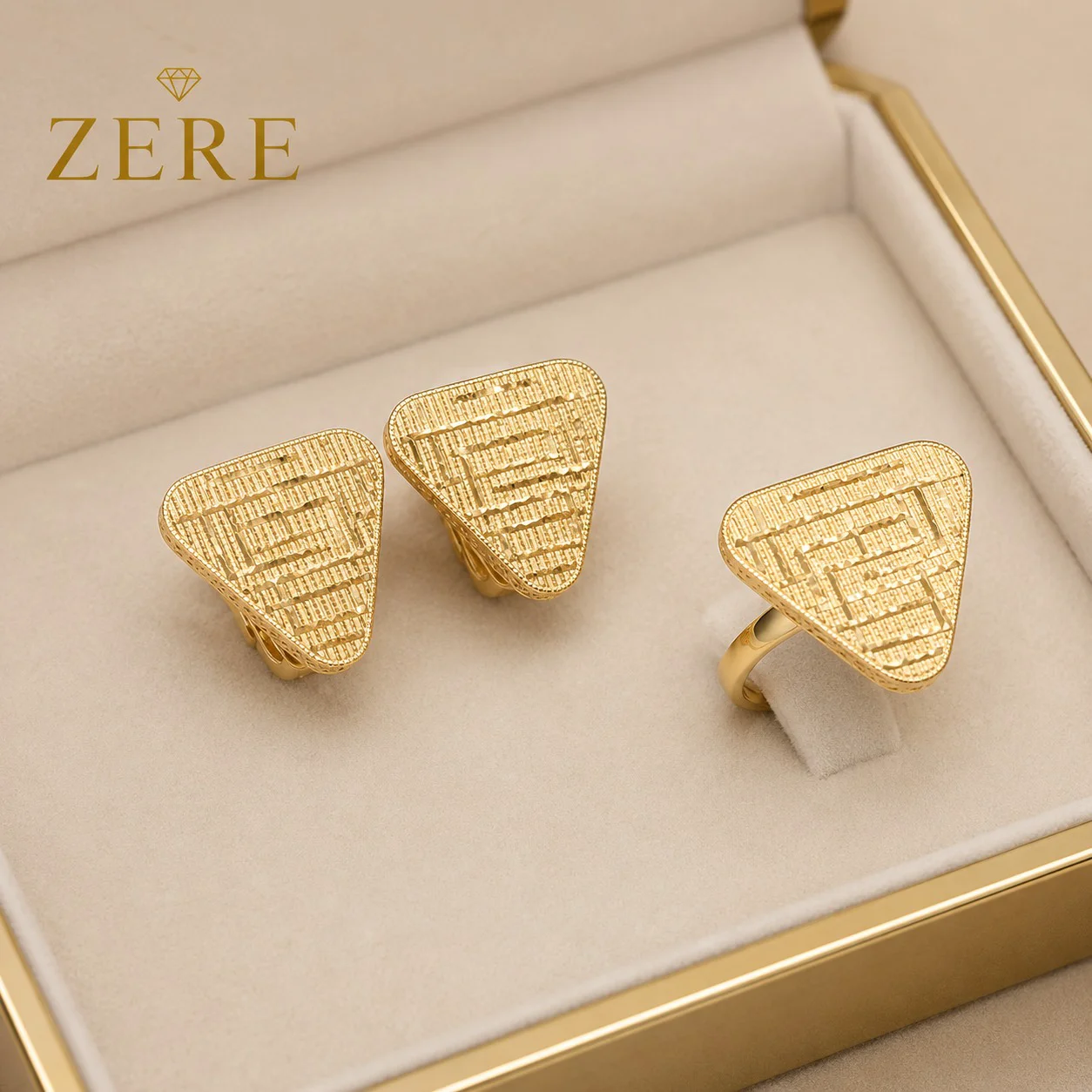 Комплект Zere "Треугольник" серьги и кольцо желтое золото 585 7.91гр 19р купить,628300