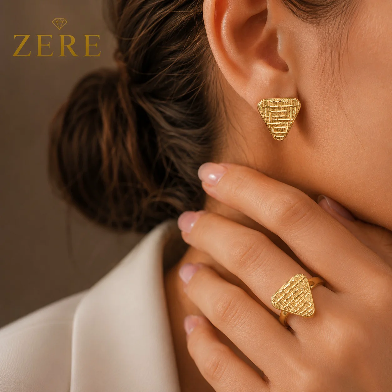 Комплект Zere "Треугольник" серьги и кольцо желтое золото 585 7.91гр 19р купить,628300