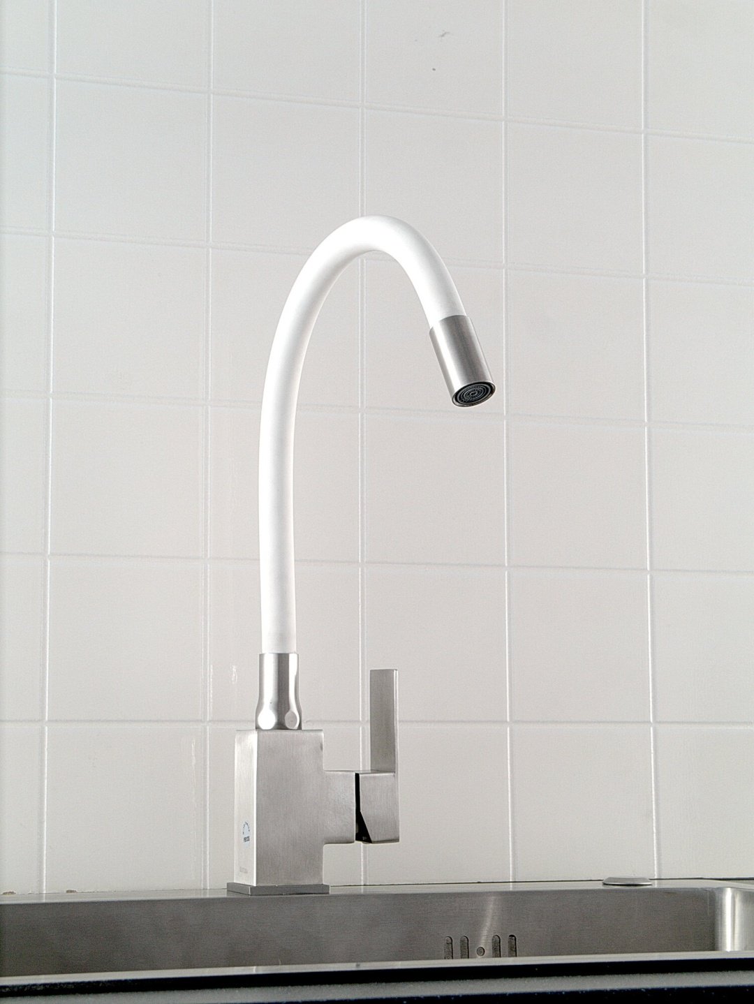 Смеситель с гибким изливом Potato P58130S-7, латунь, цвет белый купить,30800