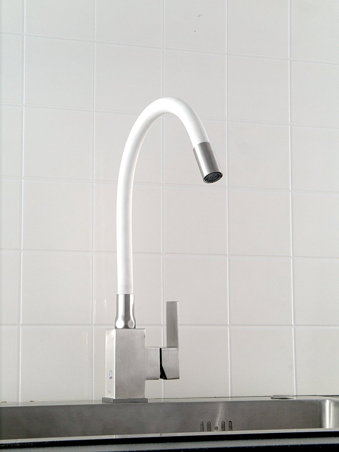 Смеситель с гибким изливом Potato P58130S-7, латунь, цвет белый купить,30800