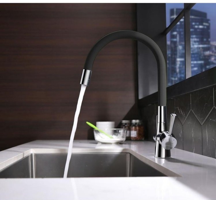 Смеситель с гибким изливом Lemark LM3075, латунь, цвет черный, хром купить,NaN