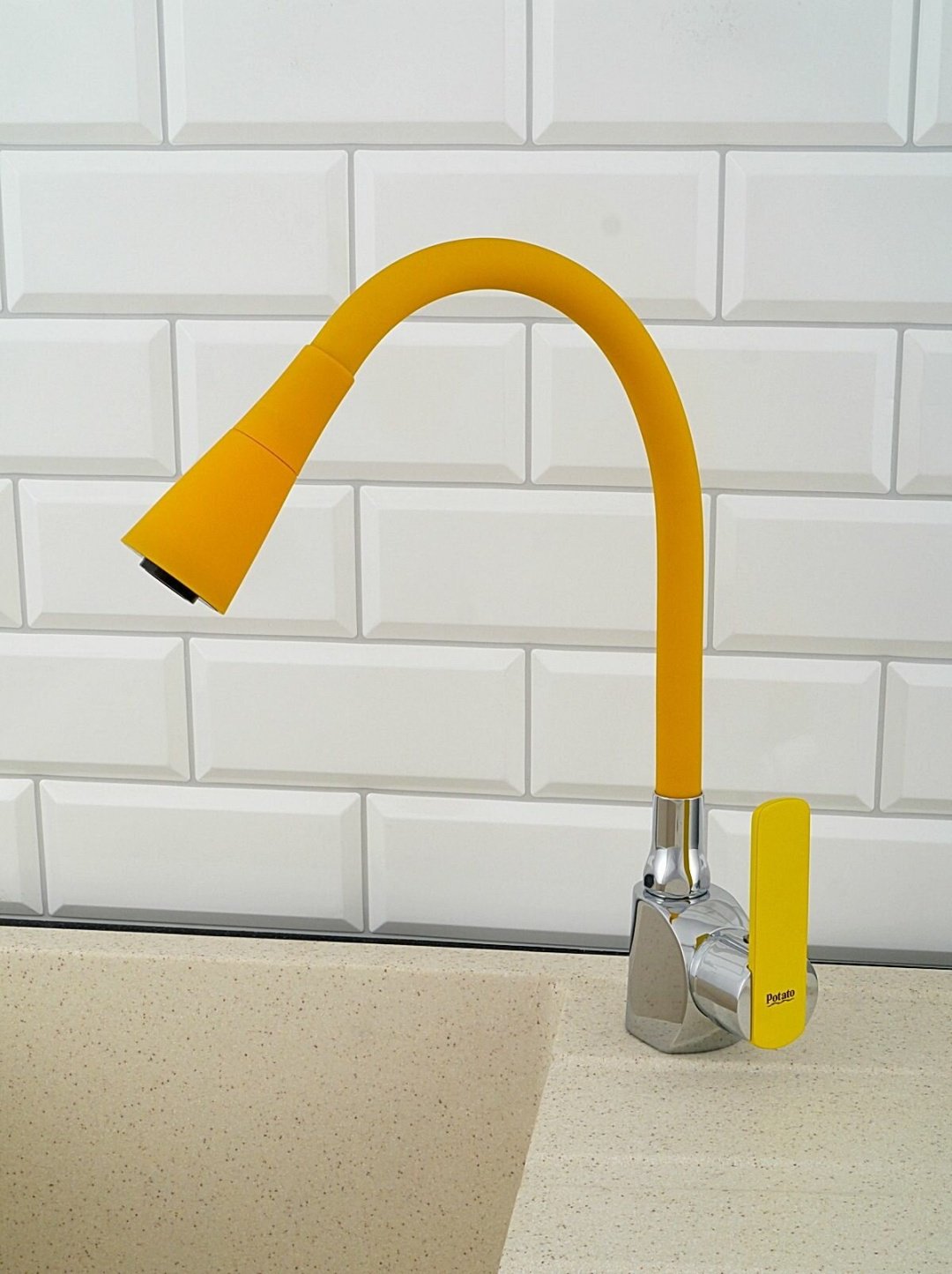 Смеситель с гибким изливом Potato P59238-10, латунь, цвет желтый купить,43900