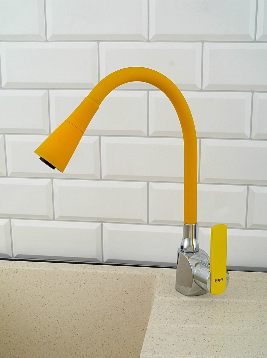Смеситель с гибким изливом Potato P59238-10, латунь, цвет желтый купить,43900