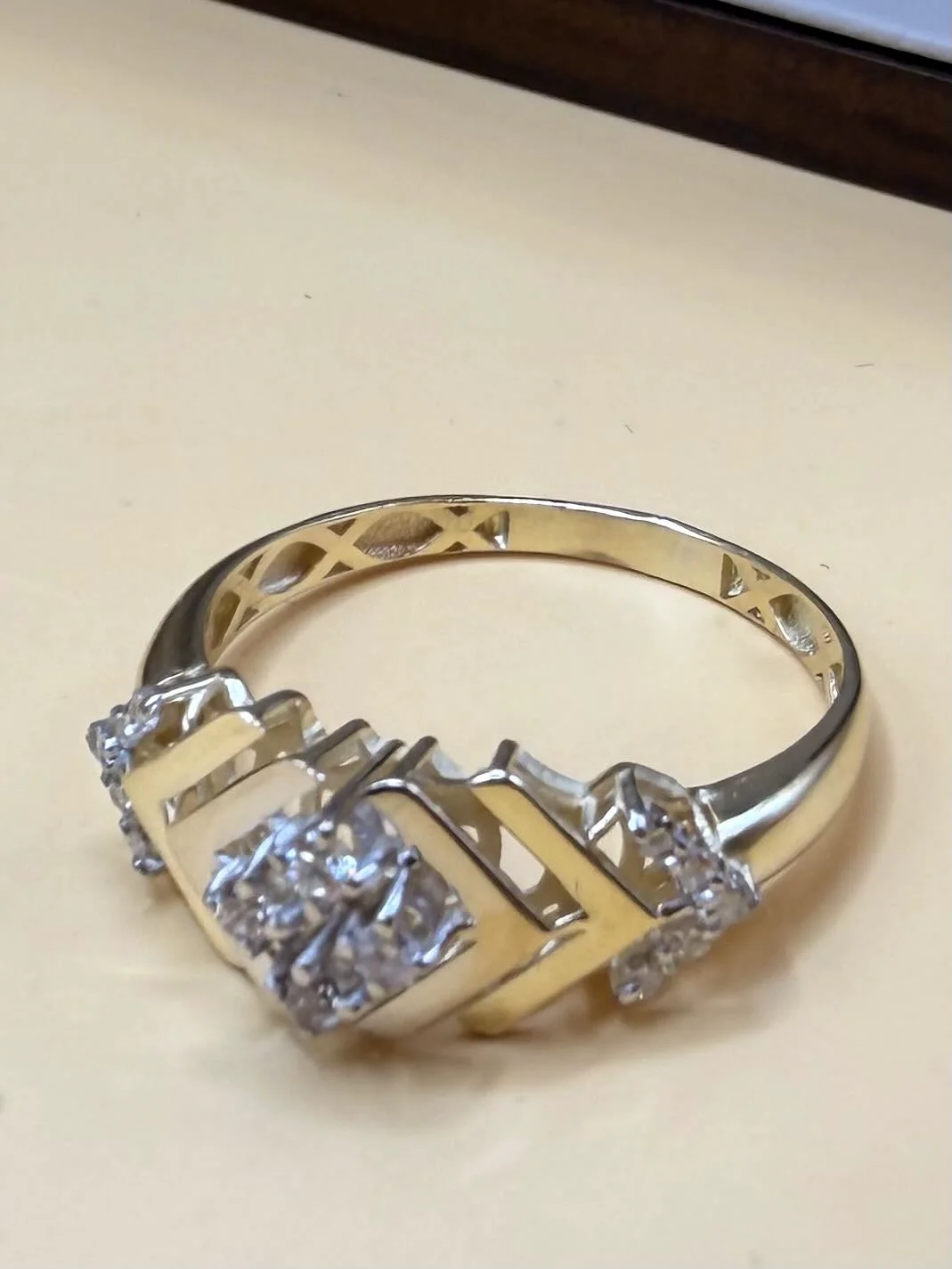 Кольцо Luxrai золото, бриллиант желтое 585 купить,NaN