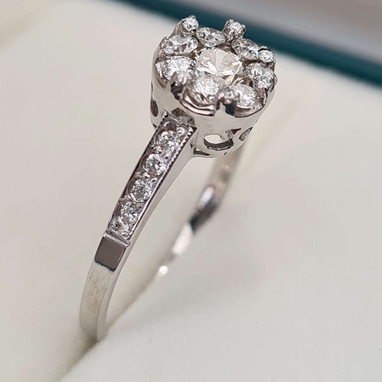 Кольцо Deimantas 92945287 17,5р 2,41гр 0,61ct. купить,NaN