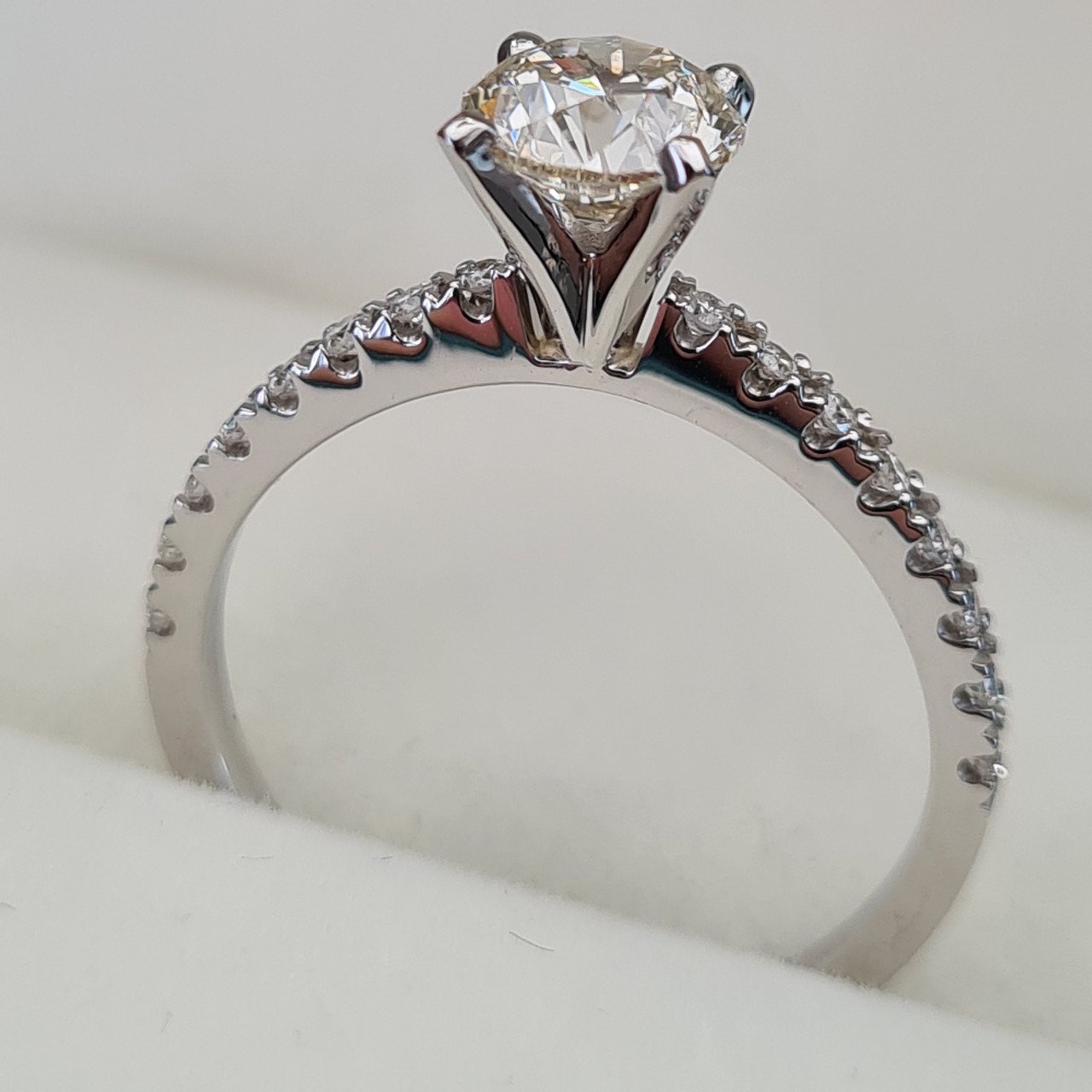 Кольцо Deimantas 93152190 17р 2,02гр 1,05ct. купить,NaN