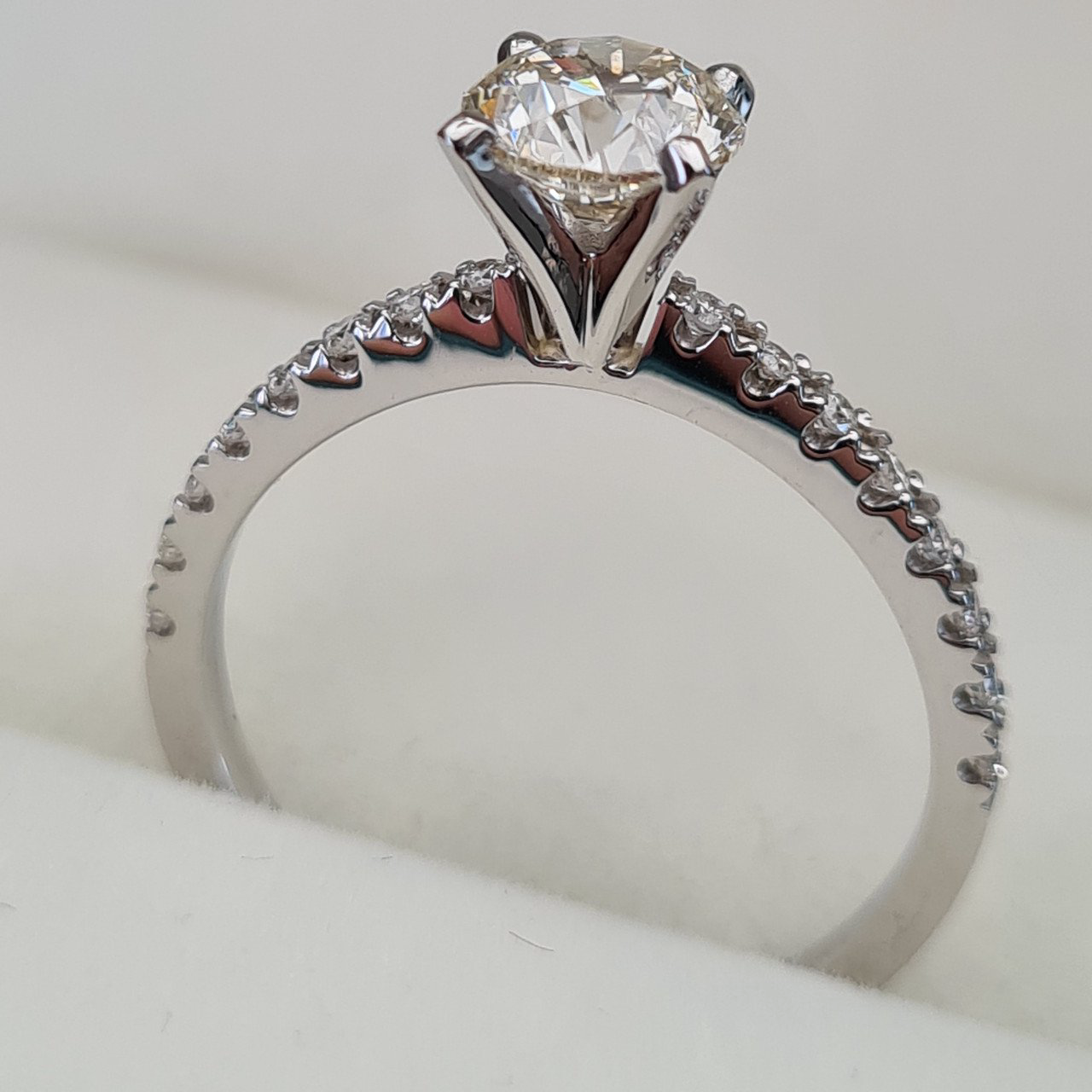 Кольцо Deimantas 93152190 17р 2,02гр 1,05ct. купить,NaN