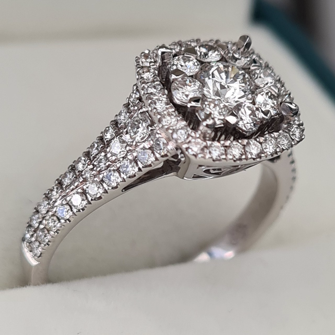 Кольцо Deimantas 95860400 17,5р 4,03гр 1,05ct. купить,NaN