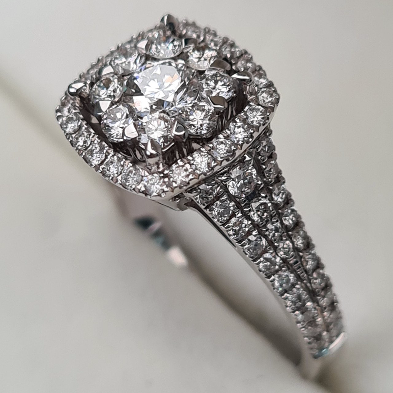 Кольцо Deimantas 95860400 17,5р 4,03гр 1,05ct. купить,NaN