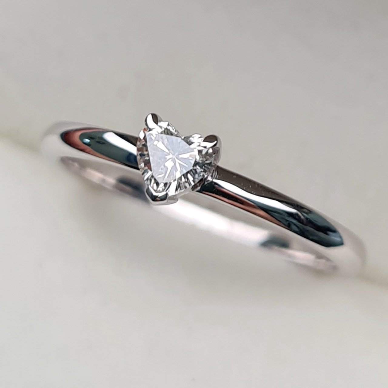 Кольцо Deimantas 95860522 16,51р 1,88гр 0,21ct. купить,NaN
