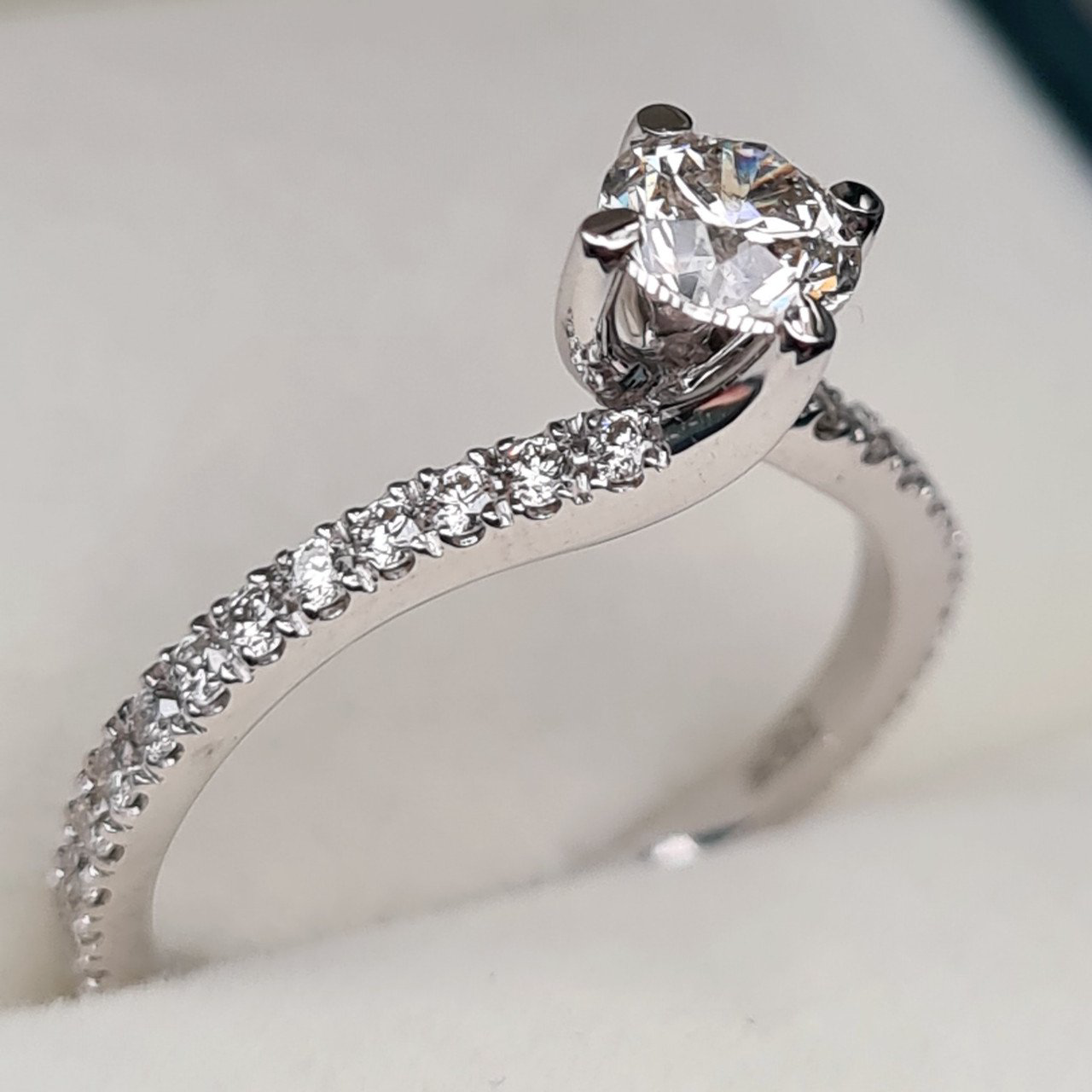 Кольцо Deimantas 95888201 16,5р 1,97гр 0,74ct. купить,NaN