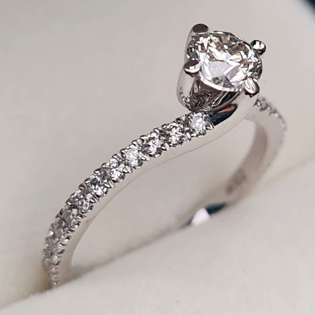 Кольцо Deimantas 95888201 16,5р 1,97гр 0,74ct. купить,NaN