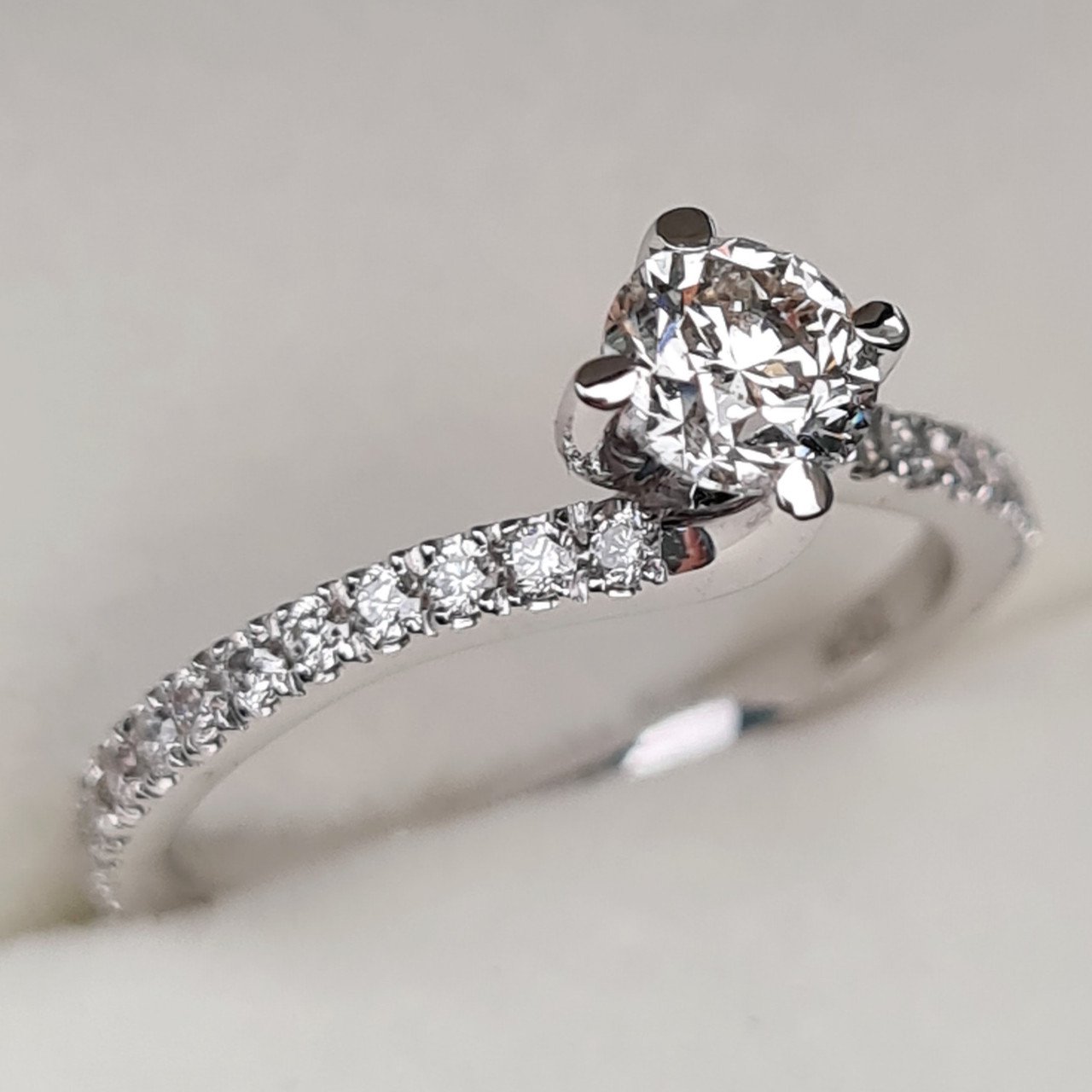 Кольцо Deimantas 95888209 16,5р 1,99гр 0,83ct. купить,NaN