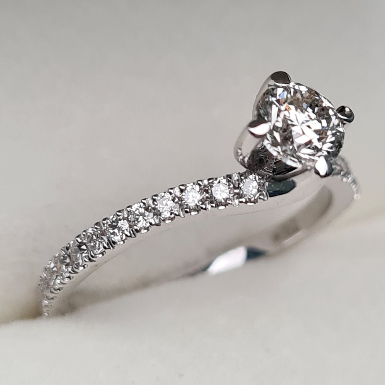 Кольцо Deimantas 95888209 16,5р 1,99гр 0,83ct. купить,NaN
