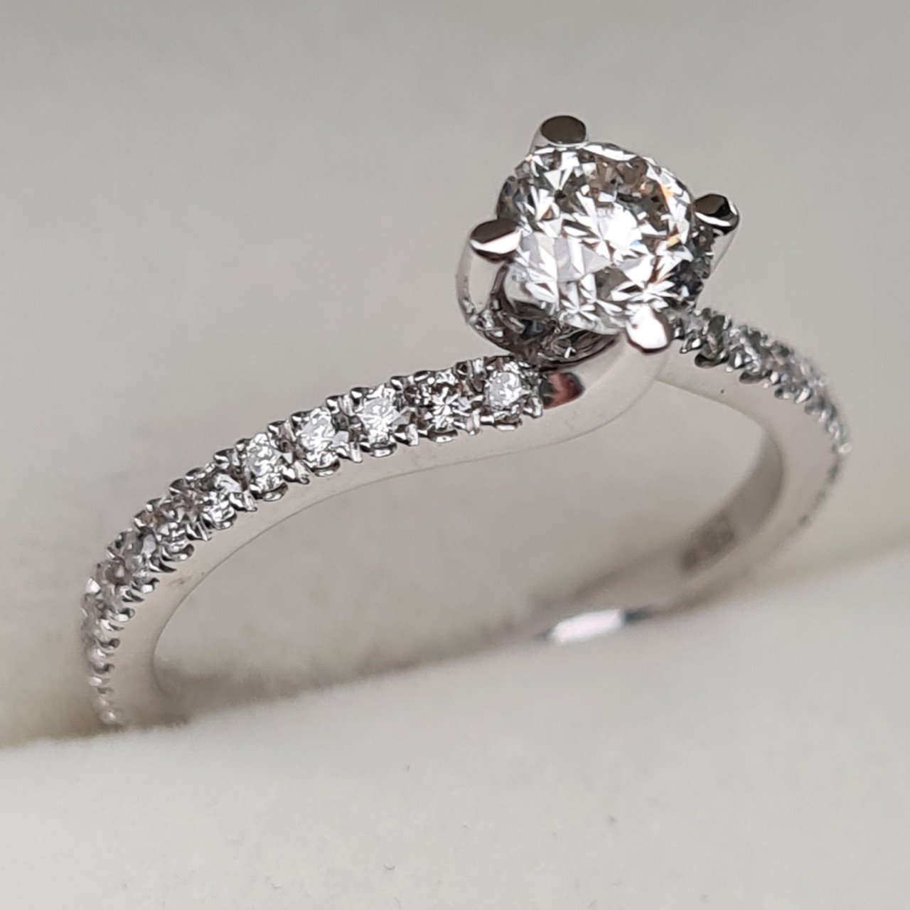 Кольцо Deimantas 95888213 16,5р 2,55гр 0,84ct. купить,NaN