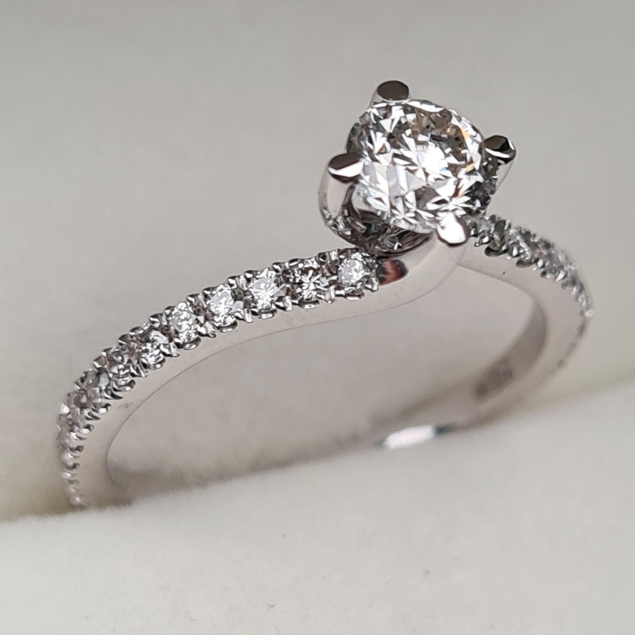 Кольцо Deimantas 95888213 16,5р 2,55гр 0,84ct. купить,NaN