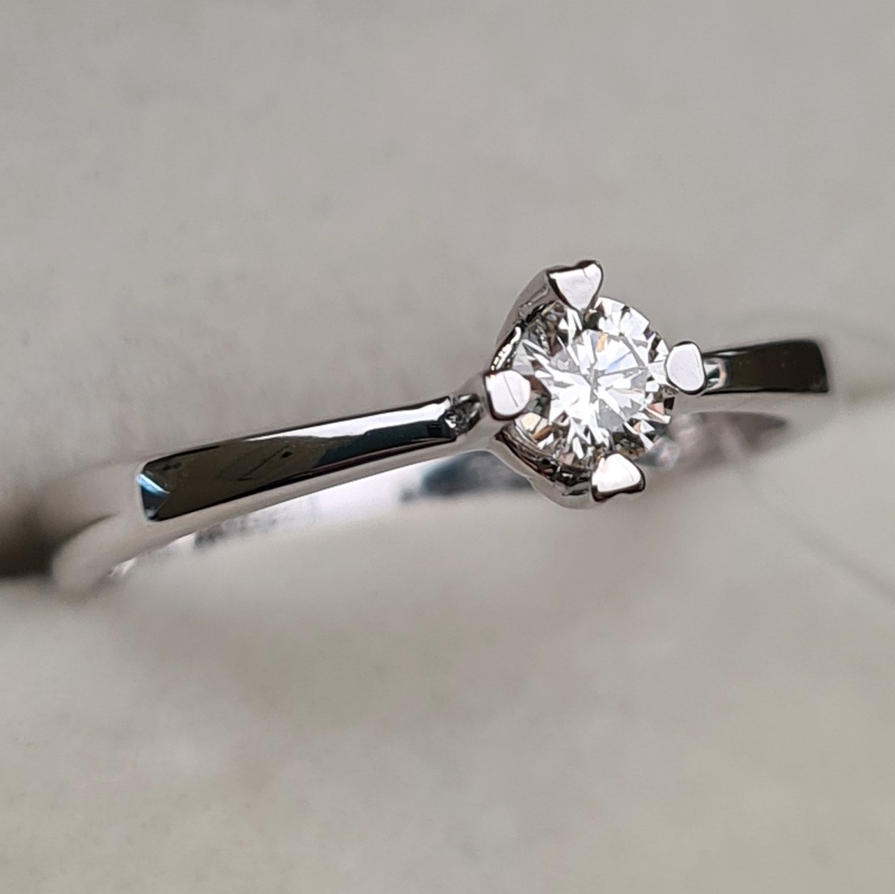 Кольцо Deimantas 98149225 17,5р 2,26гр 0,21ct. купить,NaN