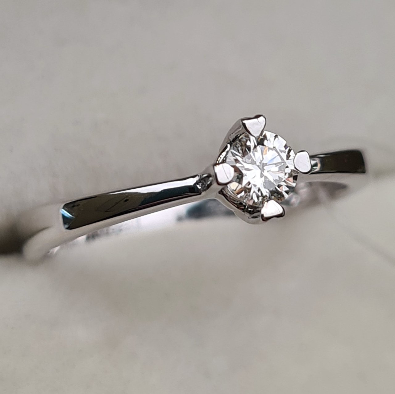 Кольцо Deimantas 98149225 17,5р 2,26гр 0,21ct. купить,NaN
