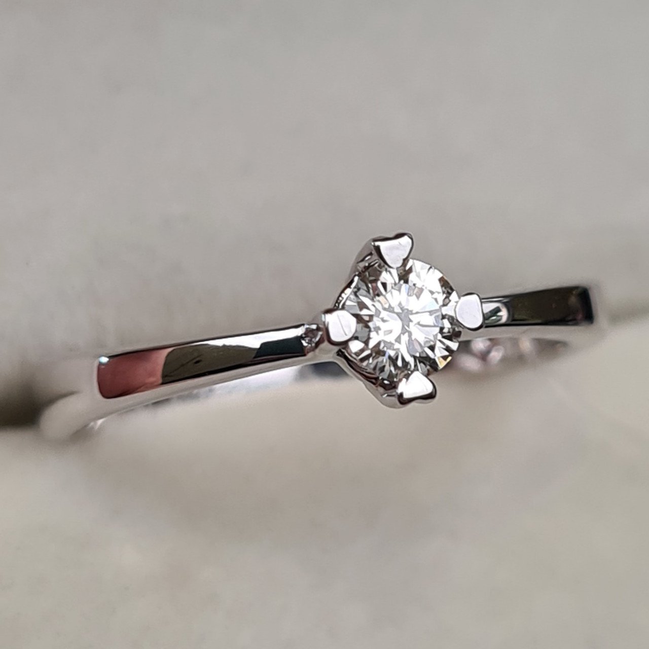 Кольцо Deimantas 98149225 17,5р 2,26гр 0,21ct. купить,NaN