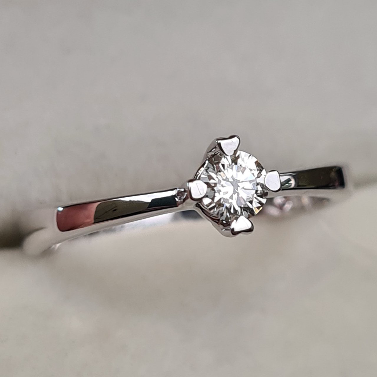 Кольцо Deimantas 98149225 17,5р 2,26гр 0,21ct. купить,NaN