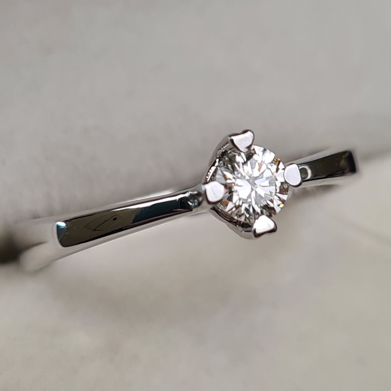 Кольцо Deimantas 98149225 17,5р 2,26гр 0,21ct. купить,NaN