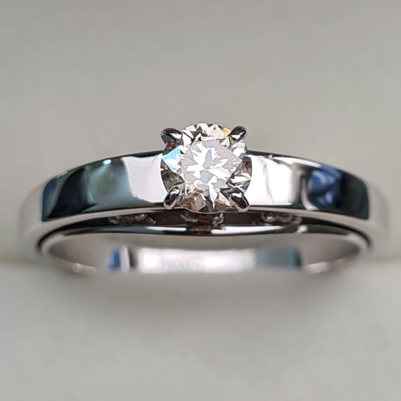 Кольцо Deimantas 93562230 17,5р 3,72гр 0,47ct. купить,NaN