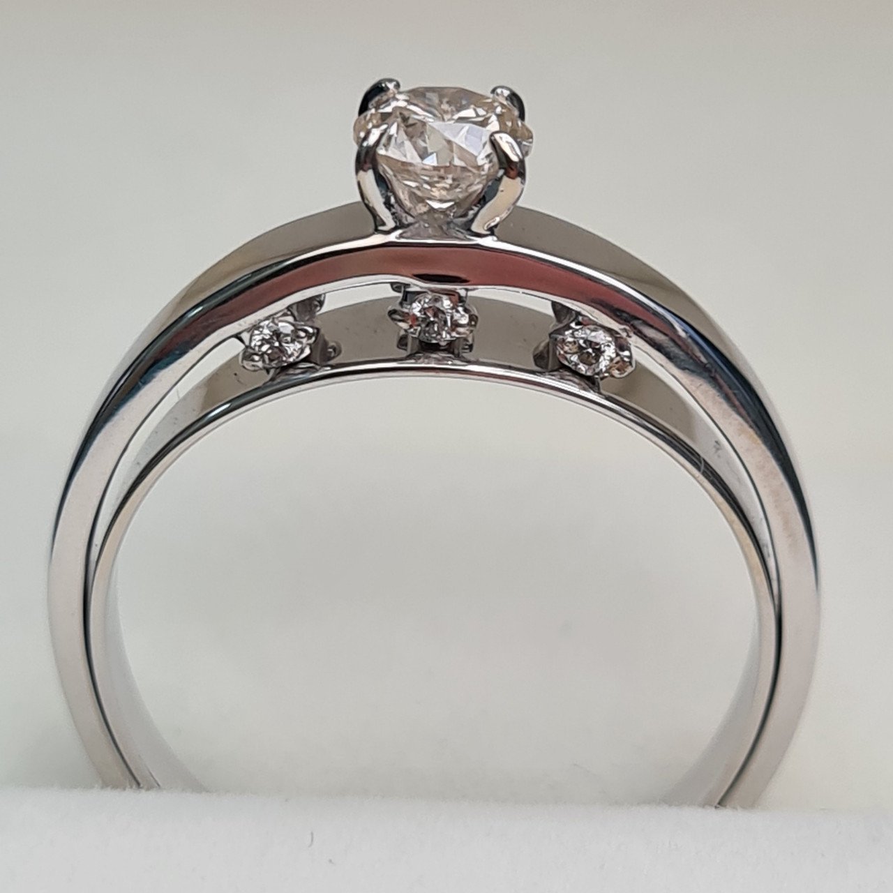 Кольцо Deimantas 93562230 17,5р 3,72гр 0,47ct. купить,NaN