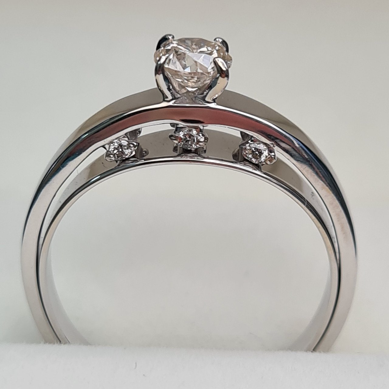 Кольцо Deimantas 93562230 17,5р 3,72гр 0,47ct. купить,NaN