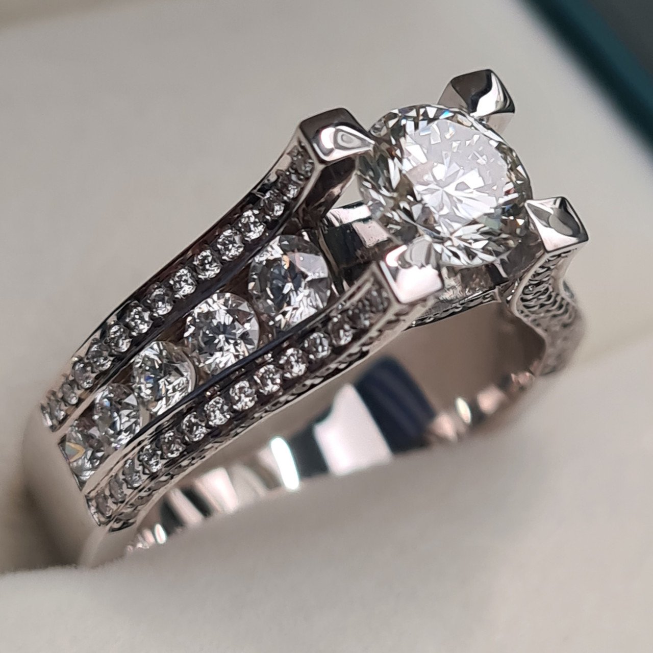 Кольцо Deimantas 95968436 17,5р 9,1гр 2,26ct. купить,NaN