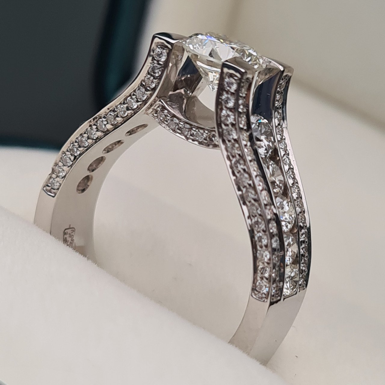 Кольцо Deimantas 95968436 17,5р 9,1гр 2,26ct. купить,NaN