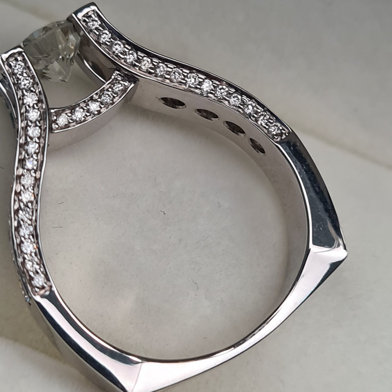 Кольцо Deimantas 95968436 17,5р 9,1гр 2,26ct. купить,NaN