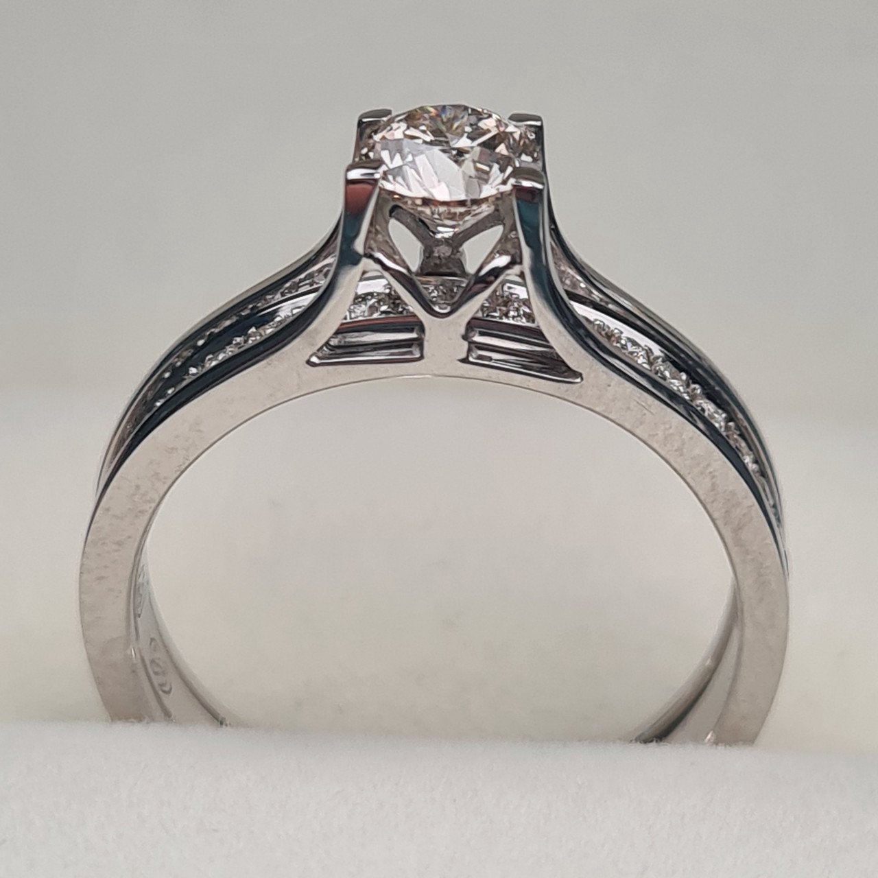 Кольцо Deimantas 95968440 17р 0,69гр 0,69ct. купить,NaN