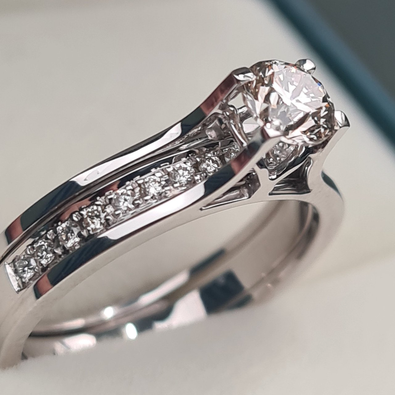 Кольцо Deimantas 95968440 17р 0,69гр 0,69ct. купить,NaN